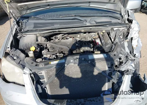 2010 Chrysler Town & Country Touring from USA, damaged, VIN 2A4RR5D19AR463656